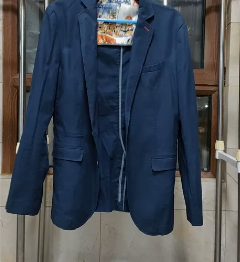 男士西服一件,颜色偏深蓝色,全新未穿,商场...