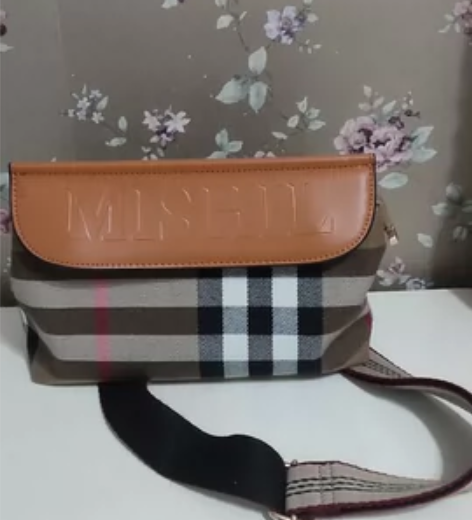 包包买来只背了两天,几乎全新,五金很亮,质...