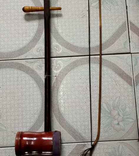 圆筒二胡，60.70年代的圆筒二胡，蒙皮的...