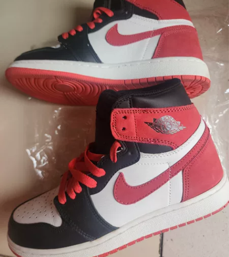 朋友送的乔丹aj1 六冠王黑红脚趾,38。...