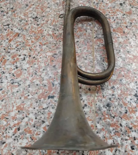 六七十年代的老铜号冲锋号小号,品相如图所示...