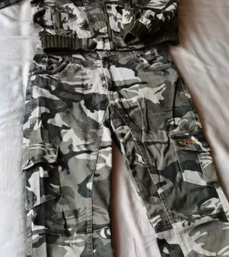 帅气的迷彩夹克套装，上衣9.5成新，裤子8...