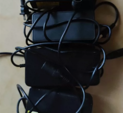 雅迪48V12A原装充电。 大麦头轻微使用...