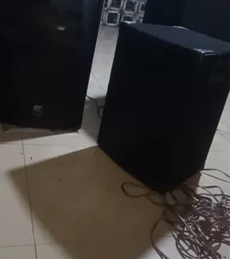 葳多尔单十五音响一对,这是个老牌子音响了,...