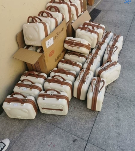 实体店不开了,剩下18个低价处理,网红款小...