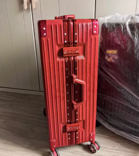 行李箱,红色 自用闲置,26寸,轻微刮蹭,...