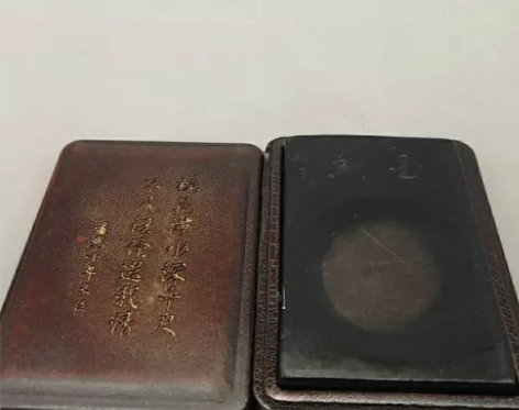之前朋友送的一块老砚台,对书房器具不太感兴...