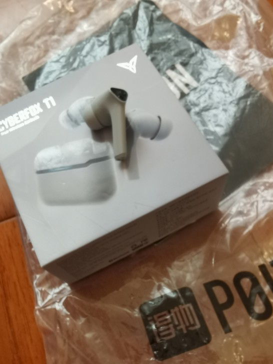 得物上买的，用了一个月，很干净，充电仓和右...