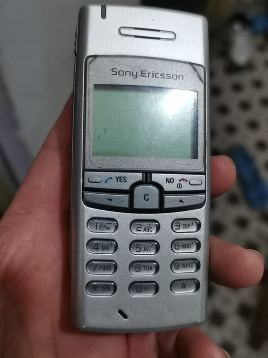 八成新Sony原装手机,充电找不到了。这个...
