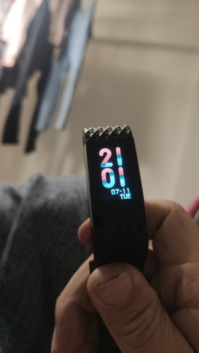 手环一个，杂牌带充电器