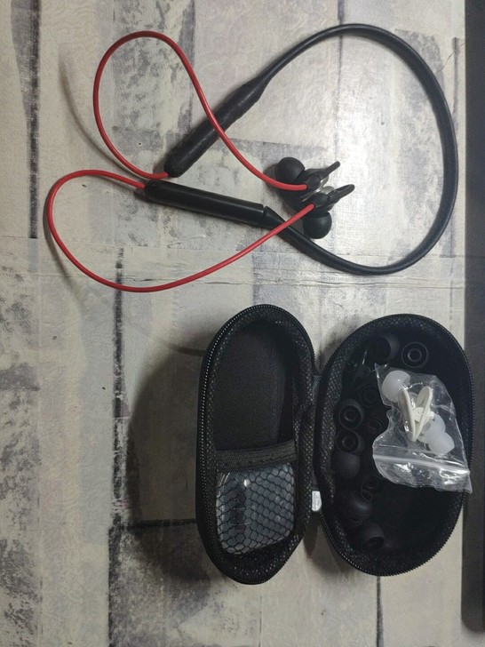 闲置着,准备转手,耳机没用可,但里面配件还...