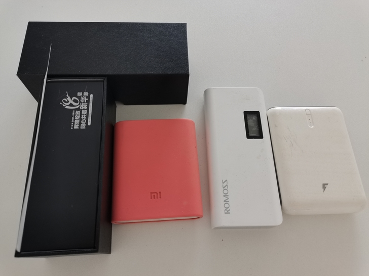 5个充电宝，还有2个公司发的全新的（黑色）...