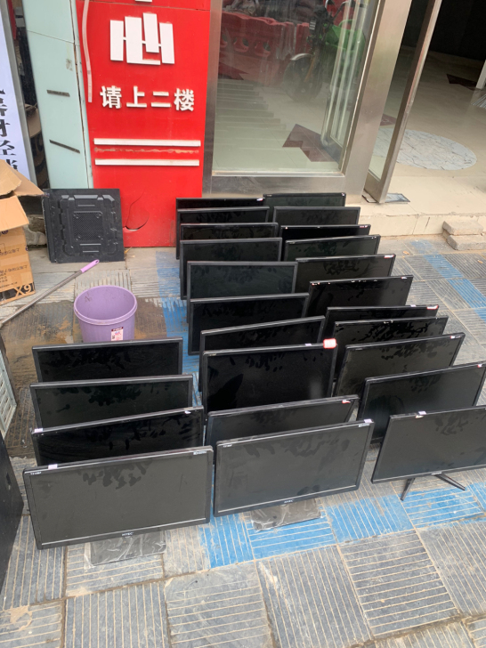 到货一批22寸显示器 最近显示器市场都缺货...