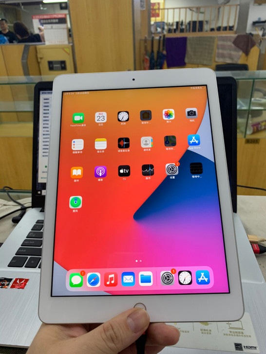 2018款iPad 9.7 32g 插卡...