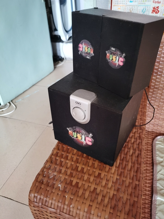 出一组音箱,用了好长时间了,一直没问题,不...