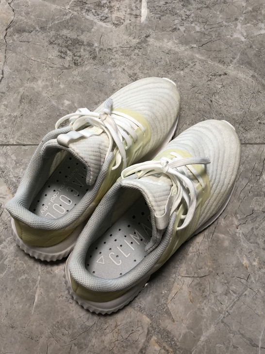 Adidas白色网面运动鞋