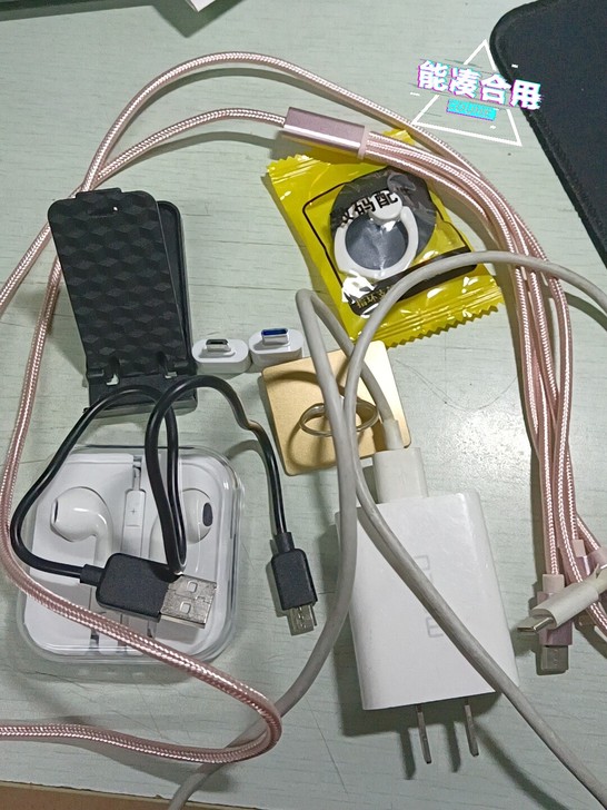 搬家闲置，新耳机一副，手机小支架一个 ，转...