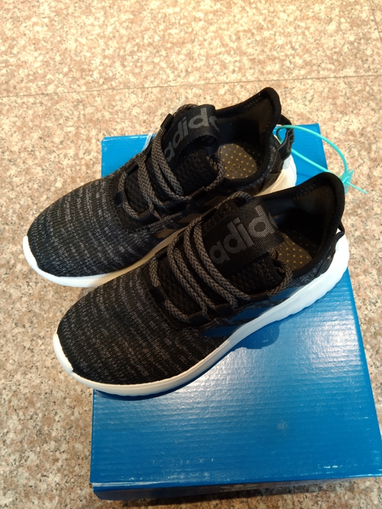 阿迪达斯跑步鞋,女款36/37码,送人没有...