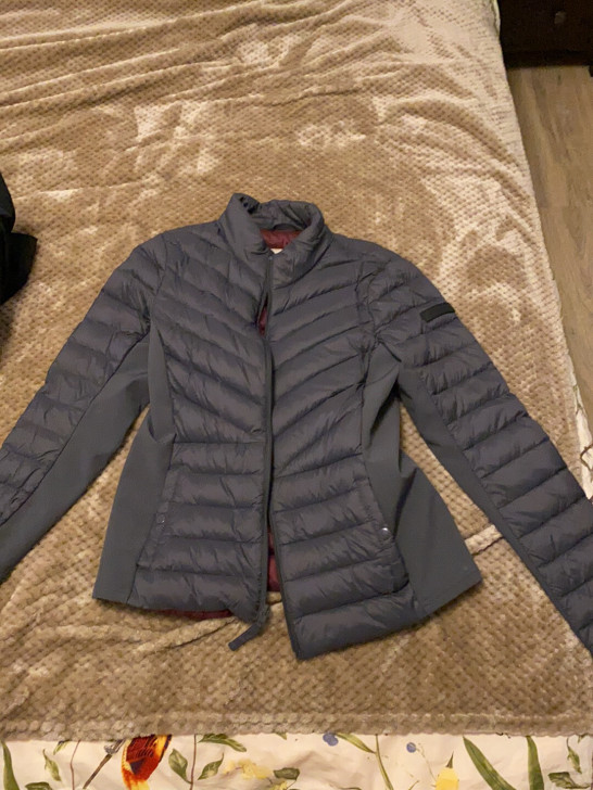 Hollister轻便羽绒服女式收腰灰色羽...