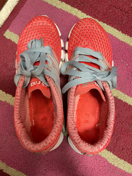 Adidas运动鞋,可以跑步穿,但是太久不...