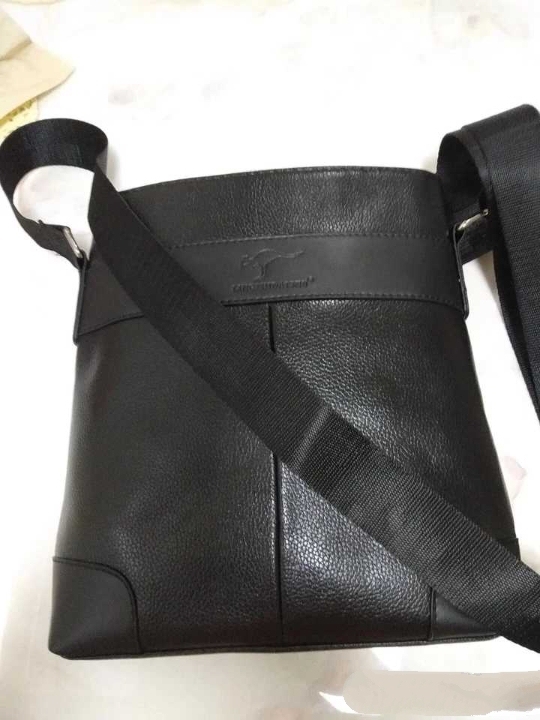 家里大搞卫生,找到了这个斜挎包,平常少用,...