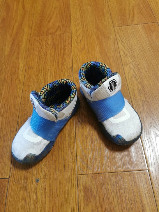 耐克实体店购买的，买的时候四百多左右，鞋码...