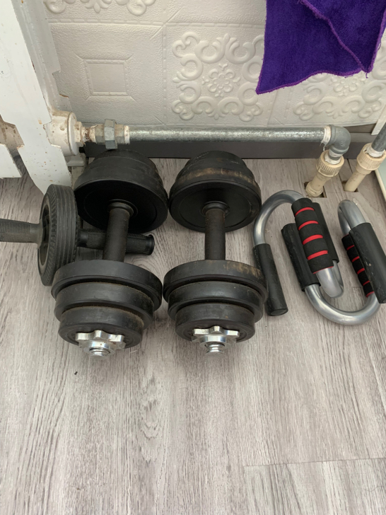哑铃15kg,健腹轮,俯卧撑架打包出售,没...