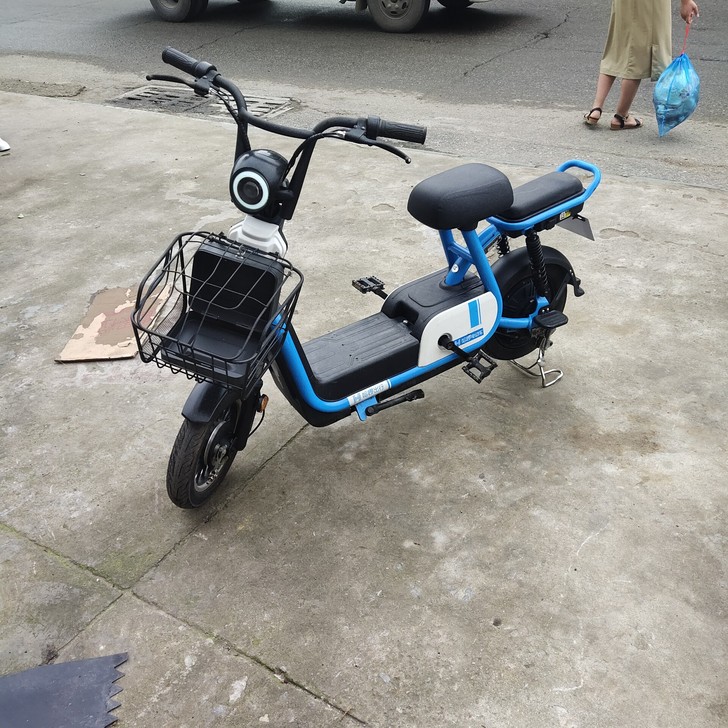 大量出售二手此款电动车,哈啰电动车配原装锂...