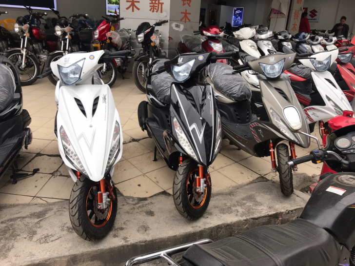 出售二手鬼火踏板车,几乎全新,喜欢的兄弟咨...