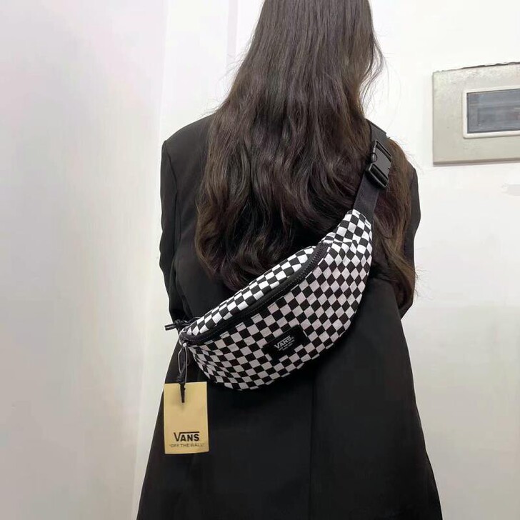 万斯潮牌斜挎包棋盘格ins小背包胸包男女学...