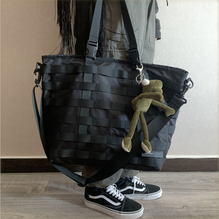 日系潮牌简约单肩包机能风男女斜挎包尼龙布大...