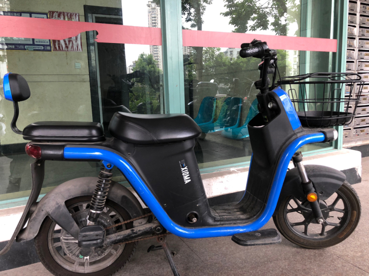 爱玛电动车，入手两年，当时买的3500，电...