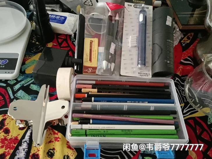 25支炭笔,25支铅笔,1个笔盒,1个电动...