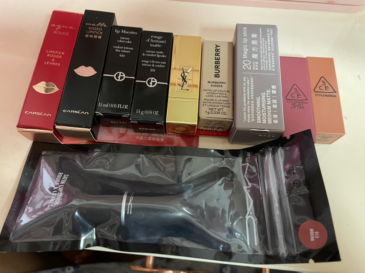 迷你口红合集，收集了很多小口红。但是最近买...