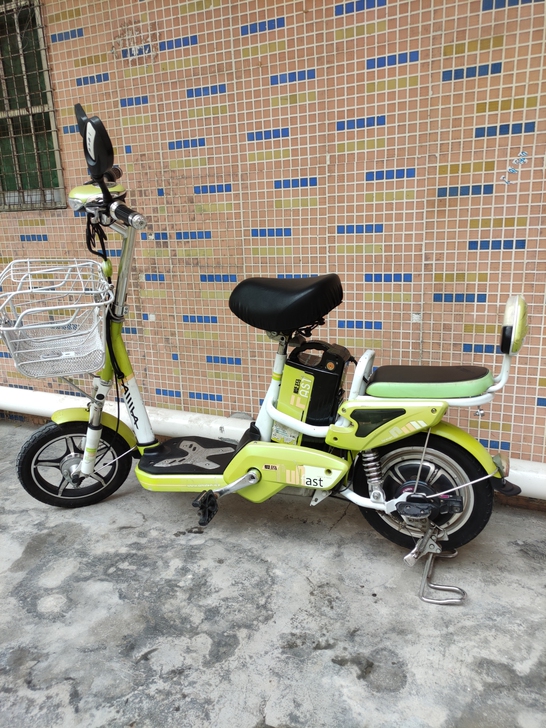 转让爱玛品牌电动车,48V12A锂电池可骑...