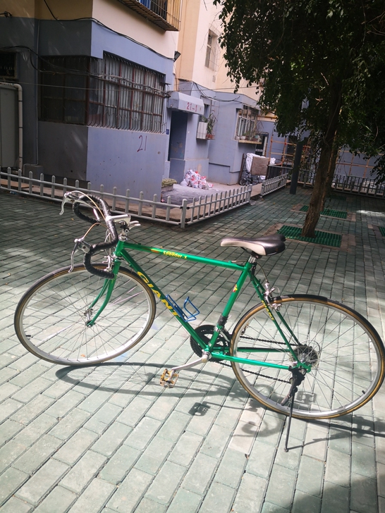 一辆捷安特公路赛28搬家没地方放,所以便宜...