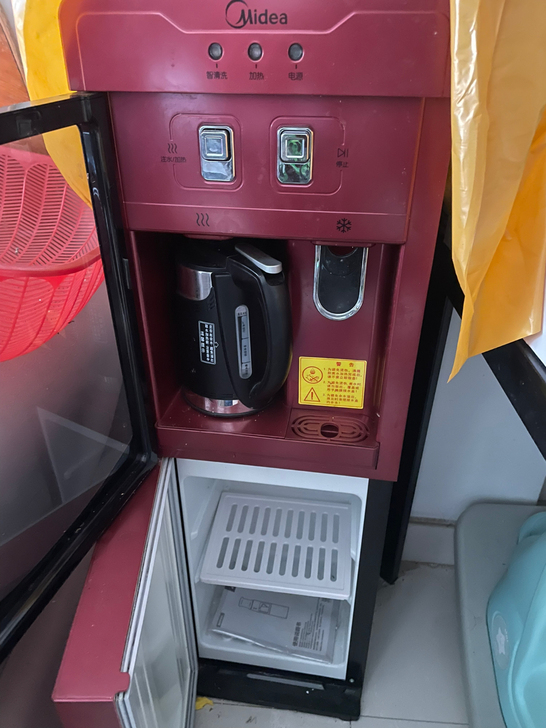 美的饮水机 基本没咋用过 有小孩子 总玩水...
