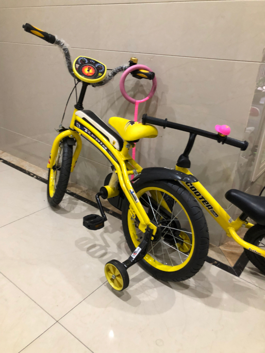 出黄色系自行车,平衡车,几乎全新。