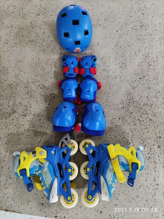 迪卡侬轮滑全套,孩子穿小了,帽子全新,护具...