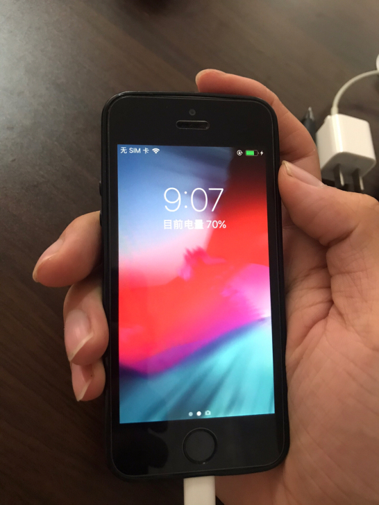 苹果5s 较新 无划痕 需卡贴才可以插电话...