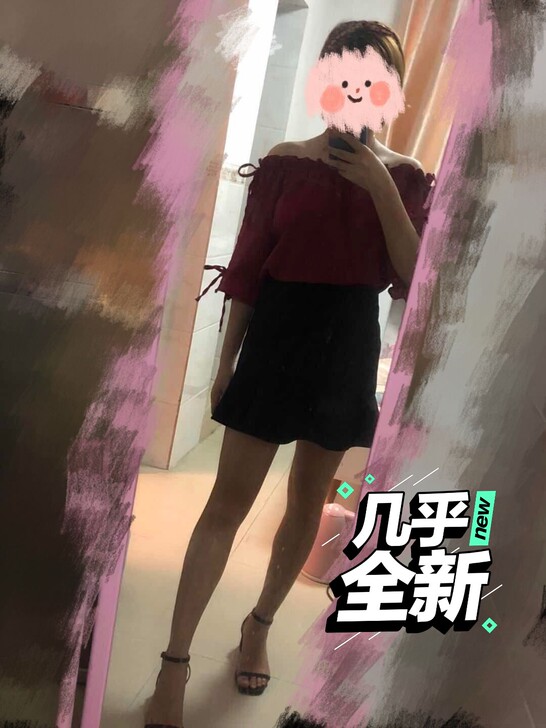 一字领性感上衣和小短裙，短裙自带安全裤，中码