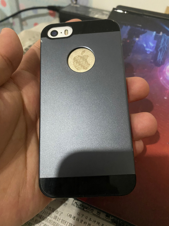 出苹果5S一台16G国行，轻微烧屏，送壳送...