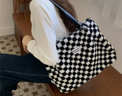 棋盘格大容量包包,是毛绒绒的!看清了再拍哦...