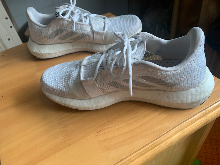 Adidas运动跑鞋，购入一个月左右，一直...