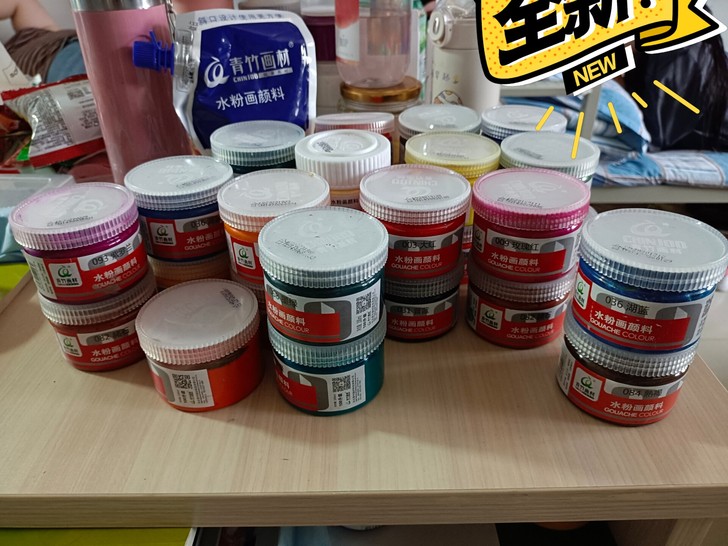 这是全新的水粉颜料，送两个小铲刀，一个小喷...