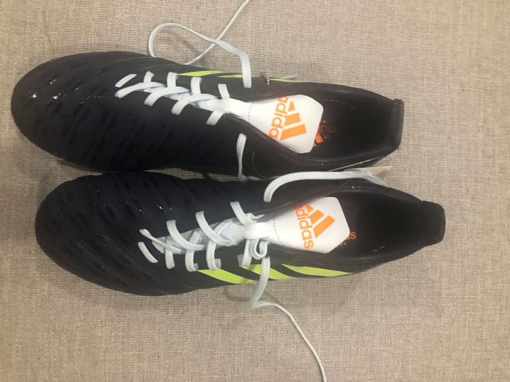 Adidas阿迪达斯男生跑步鞋，42码左右...