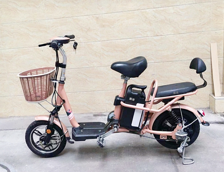 9成新雅迪48v锂电池电动车才用半年换工作...