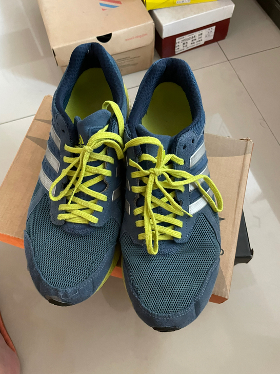 阿迪达斯运动鞋,43.5码,保正品,