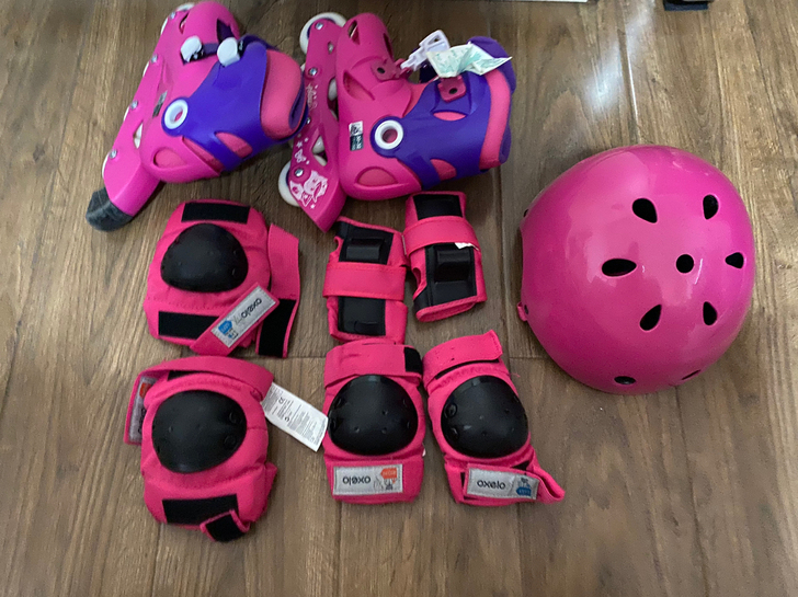 迪卡侬实体店购入轮滑鞋及全套护具,孩子用过...
