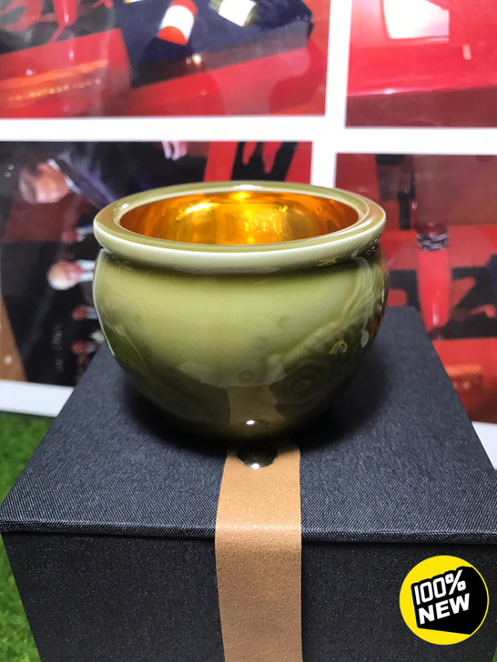处理一件 青瓷鎏金杯  浮雕如鱼得水